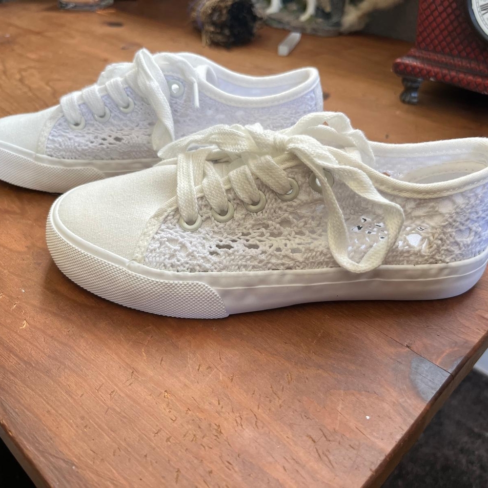 White Lace Little Girl Sneakers
